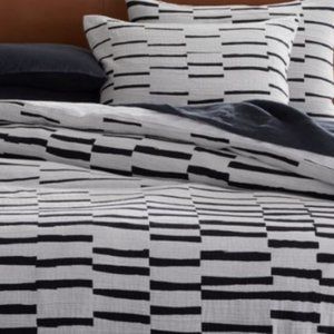 LIKE NEW////    CB2/ Gorgeous Black and Grey Full/Queen Duvet Cover